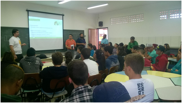 Lucas e os professores Luis Américo e Francisco Leitão na apresentação feita aos al