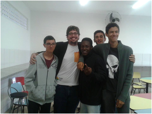 Lucas com alunos da Escola Avelino