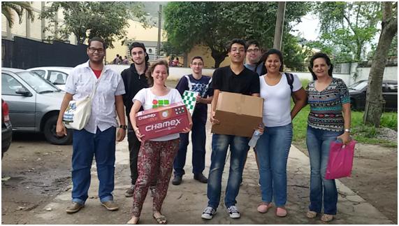 Bolsistas do IFSP na entrada da Escola Frugoli