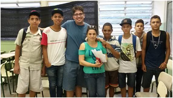 Lucas Conelian e professora Rosmari com alunos da escola Frugoli  após a apresentação de simulações computacionais