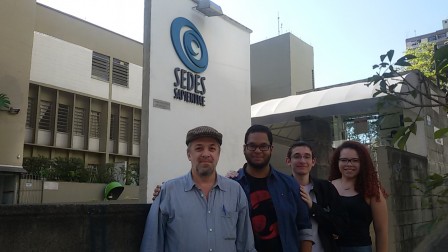 Professor Ricardo com João, Rafael e Brenda na entrada do Sedes Sapientiae