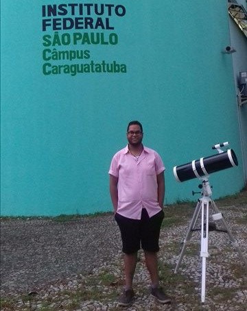 João Pereira Neto junto ao telescópio refletor do IFSP-Caraguatatuba