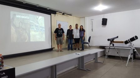 Professor Ricardo Plaza junto com os estudantes Rafael, João e Ione