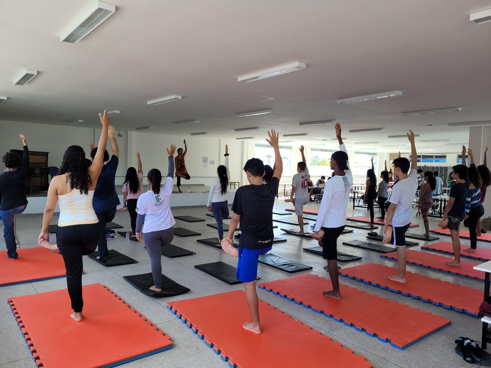 Prática de Yoga, com a professora Angélika Mahára