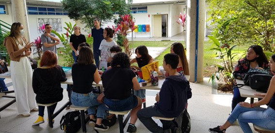 Imagem 3 – Diretora Juliana Bárbara conversa com alunos da Escola Celestino