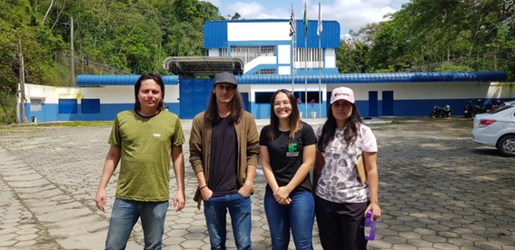 Imagem 1 – Rodrigo, José, Kamily e Michele em frente à Fundação CASA
