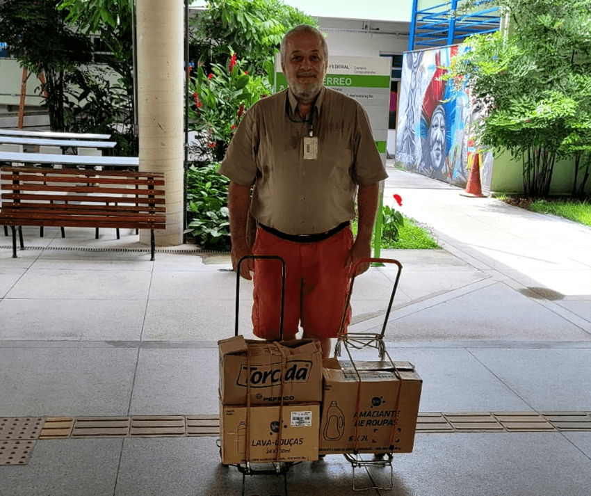 Imagem 3 – Professor Ricardo com as caixas com os livros doados
