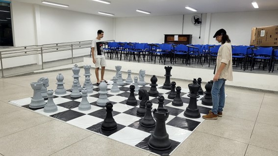 Imagem 2- Victor e José, alunos da Licenciatura em Física, jogando xadrez