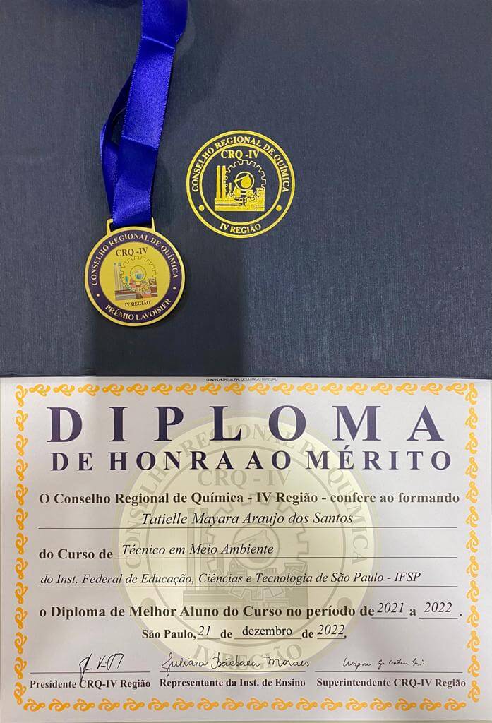 Imagem 1 - Medalha e Diploma de Honra ao Mérito entregues à ex-aluna Tatielle.