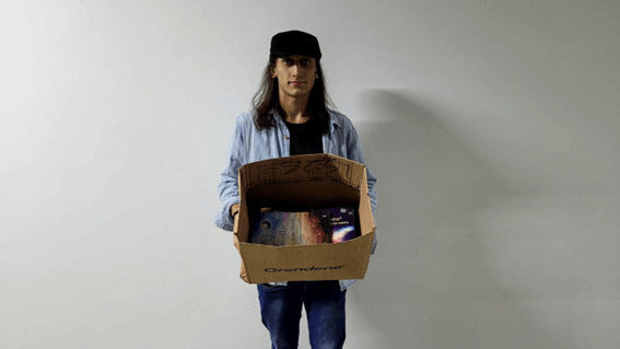Imagem 2 – José com a caixa com os 22 livros doados