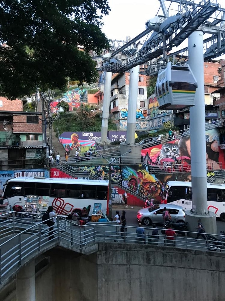FOTO 2 - O transporte coletivo de Medelín possui um sistema integrado entre o metrô e o metrocable (bondinho), permitindo interligar o acesso aos moradores dos morros na periferia até o centro da cidade.