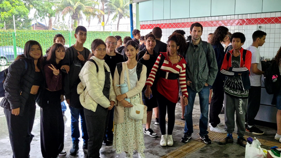 Imagem 11 – Alunos da Escola Celestino com seus professores na entrada do IFSP