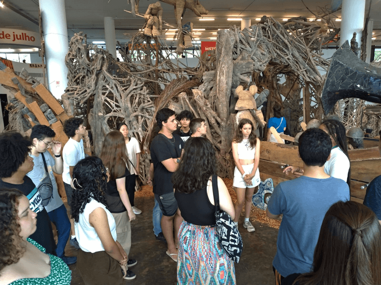 Alunos na 35ª Bienal de Artes de São Paulo