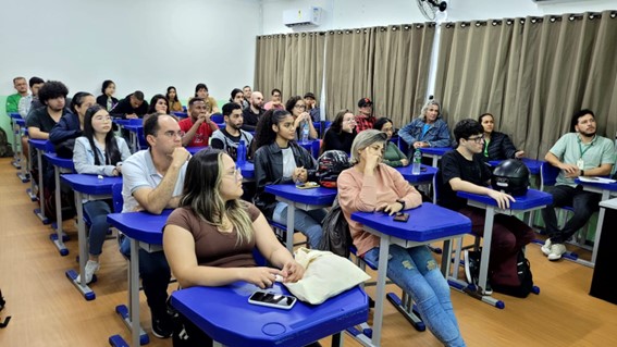 Imagem 7 – Público prestando atenção em explicação