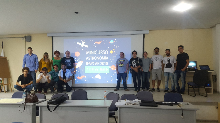 Professor Ricardo Plaza e seus orientados que ajudaram a organizar o 4º Minicurso de Astronomia