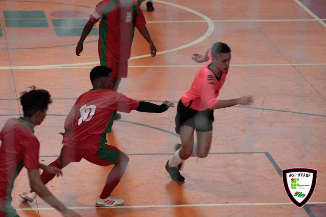 Jogo de Futsal entre Câmpus Caraguatatuba (uniforme vermelho) e Câmpus Avaré (uniforme rosa)