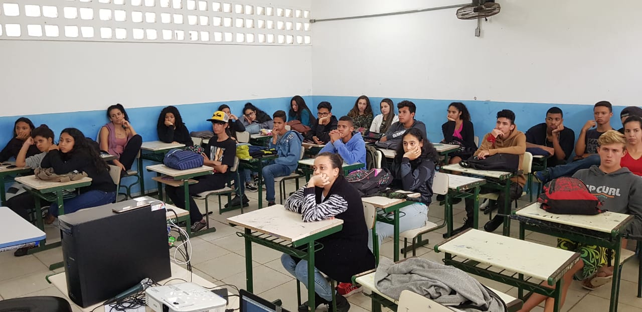 Foto: Estudantes da Escola Semiramis assistem as apresentações realizadas