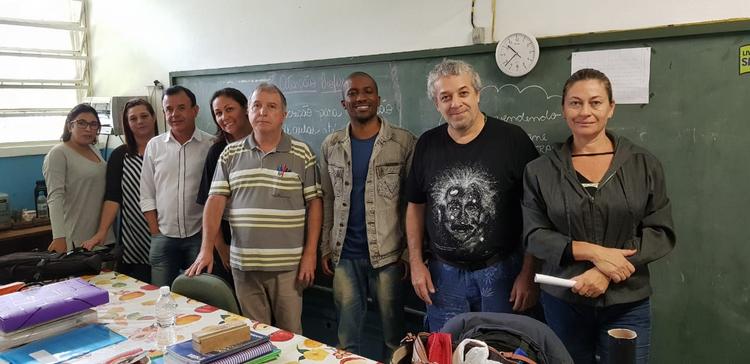 Foto: Professor Ricardo Plaza com docentes e gestores da Escola Semiramis
