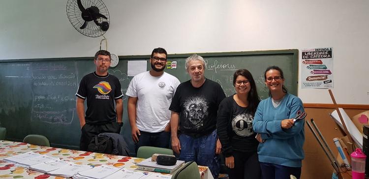 Foto: Professor Ricardo Plaza na sala dos professores da Escola Semiramis