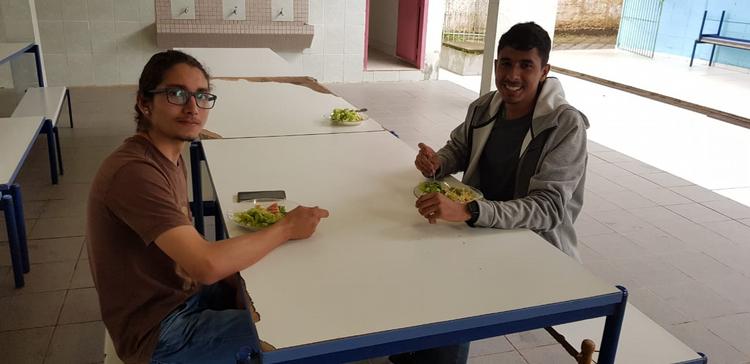 Foto: Yeté e Kauê almoçaram na Escola Semiramis