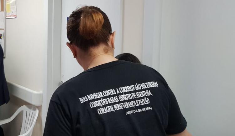 Foto: Mirna com camiseta estampada com frase de Nise da Silveira