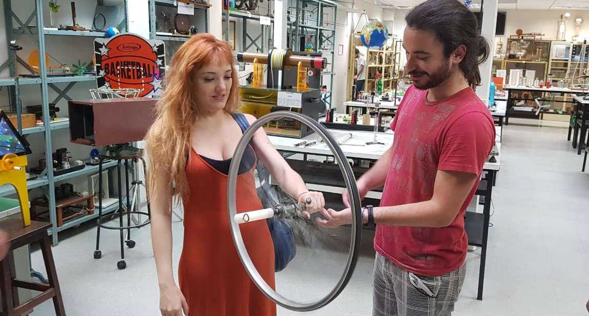 Foto: Gabriela e Thiago interagem com um experimento de física