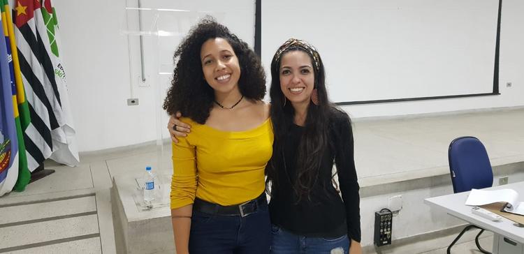 Estudante Beatriz Aguida Gomes juntamente com a professora Juliana Jodas