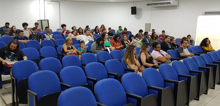 Público presente que assistiu a palestra da professora Juliana Jodas