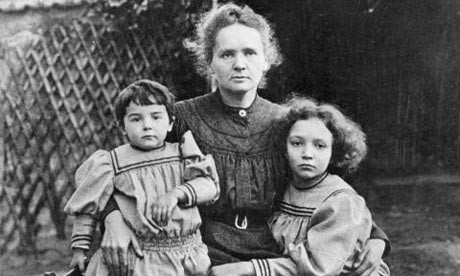 Curie com suas duas filhas Ève e Irène