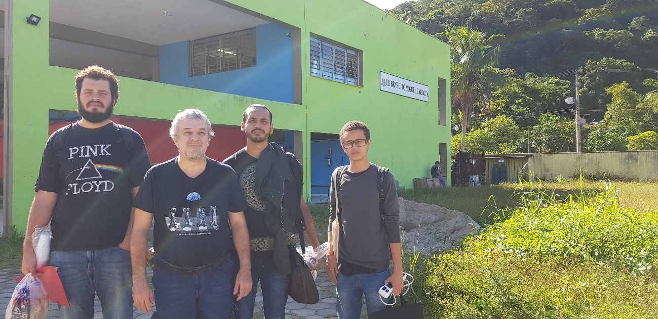 Vinicius, Ricardo, Kaua e Ryan na entrada da Escola Bendito Carlota