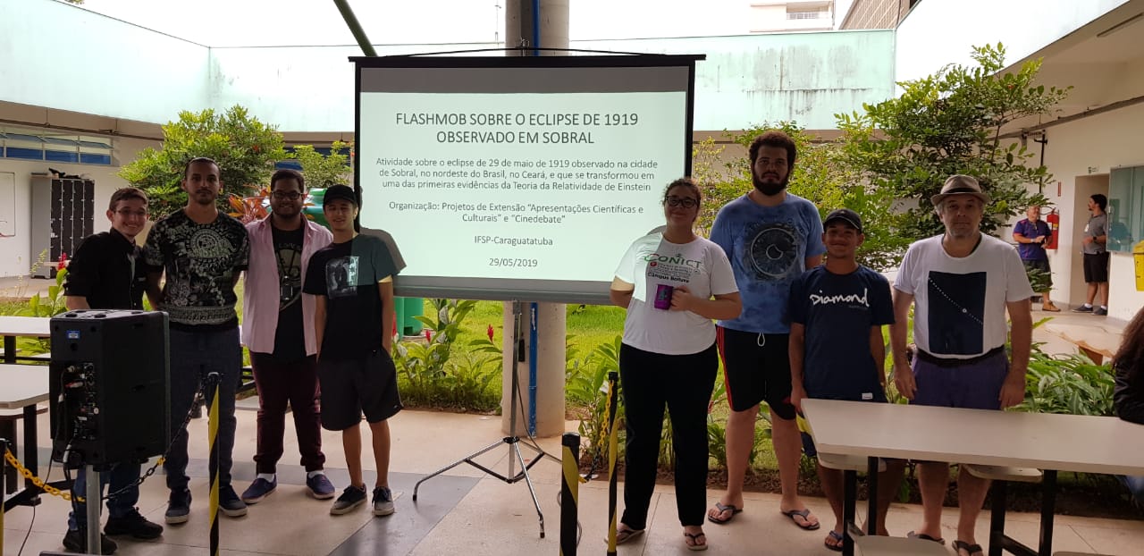 Professor Ricardo Plaza com alunos que ajudaram na organização deste flashmob