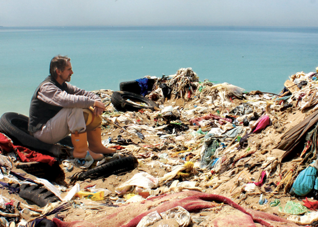 Imagem do documentário Trashed com o ator Jeremy Irons sobre uma montanha de lixo no Líbano