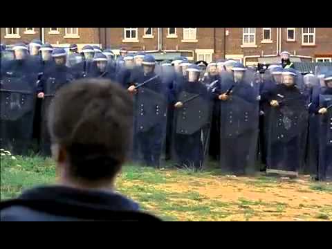 Cena do filme em que trabalhadores sindicalizados enfrentam a repressão por parte da polícia