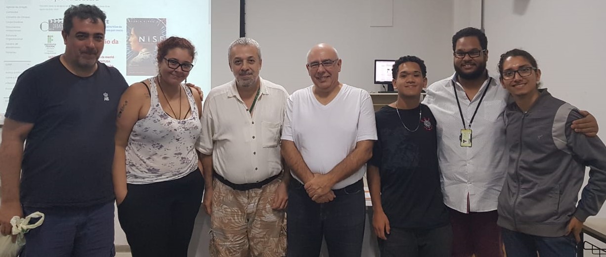 Professores Ricardo Plaza e Eduardo Modena com alunos do IFSP-Caraguatatuba