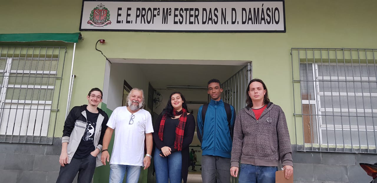 Foto: Rafael, professor Roberto, Gabriela, Higor e Rodrigo, na entrada da Escola Maria Ester