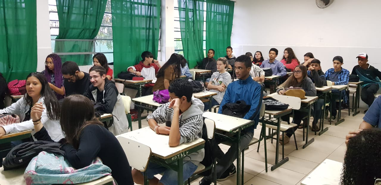 Foto: Pibidianos do curso de Licenciatura em Física juntamente com alunos da Escola Maria Ester