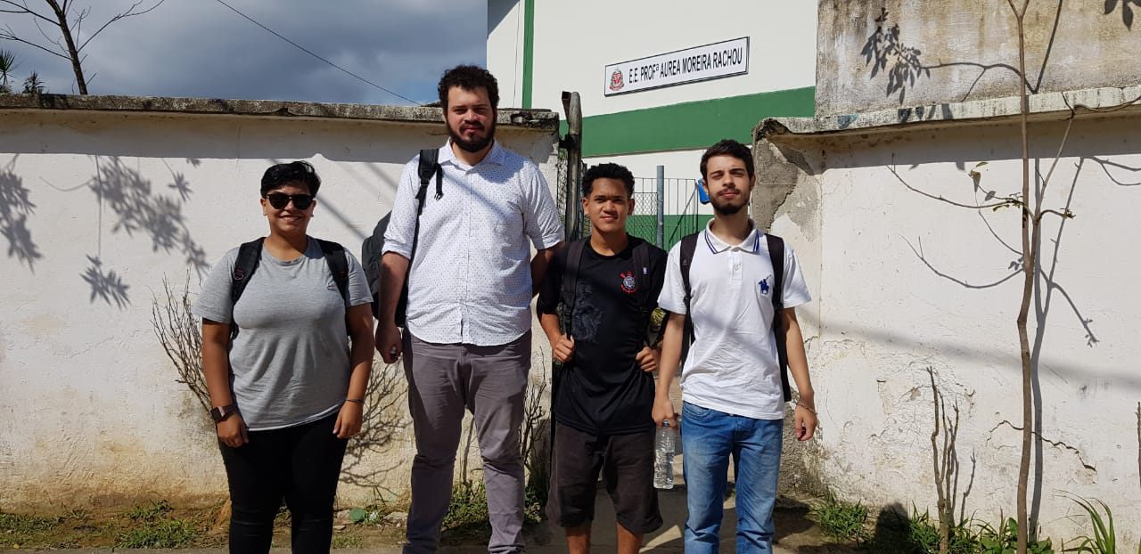 Foto: Nicoli, Vinicius Amaral, André e Vinicius Carvalho, na entrada da Escola Aurea
