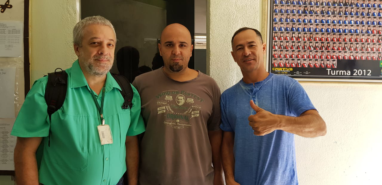 Foto: Professores Ricardo, João e Paulo na entrada da Escola Aurea